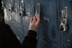 После десятилетий обвинений в сексуальных домогательствах штат достиг соглашения с школьным округом Калифорнии